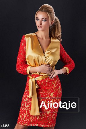 Платье золотого цвета с гипюром красного цвета