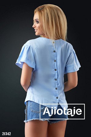 Блузка голубого цвета с пуговицами на спинке