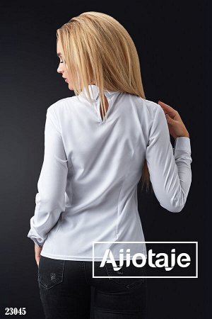 Блузка белого цвета с длинным рукавом