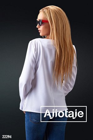 Блузка белого цвета с графическим рисунком