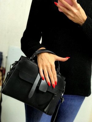 Стильная сумка-саквояж J'adore с ремнем через плечо из качественной эко-кожи и искусственной замши черного цвета.
