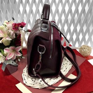 Стильная сумка-саквояж Seo_Mantana с ремнем через плечо из качественной эко-кожи и искусственной замши цвета спелой вишни.