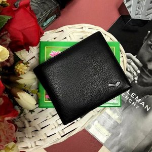 Мужской кошелек Hot_Lily двойного сложения из натуральной кожи чёрного цвета.
