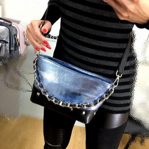 Шикарная сумка мессенджер Inspiration из натуральной зеркальной кожи цвета голубой туман.