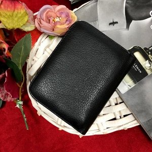 Роскошный кошелек Fetro из натуральной матовой кожи чёрного цвета.
