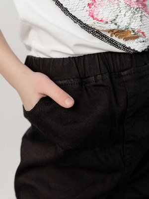 Джинсы Описание и параметры
Брюки под джинсы укороченного типа (по щиколодку),черного цвета для мальчика, слегка зауженные, 4 кармана, сзади кокетка в виде V Shape. Пояс резинке. Имитация гульфика. Бр