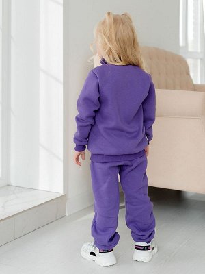 Брюки Описание и параметры
Зауженные утепленные модные брюки из футера с начесом фиолетового цвета для девочки. С боковыми карманами и манжетами снизу. Изделие выполнено из трикотажа премиального каче