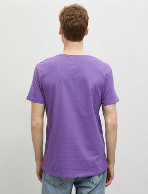 футболка Материал: Параметры модели: рост: 188 cm, грудь: 98, талия: 82, бедра: 95 Надет размер: S