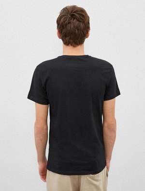 футболка Материал: %100 Хлопок Параметры модели: рост: 187 cm, грудь: 88, талия: 73, бедра: 91 Надет размер: M