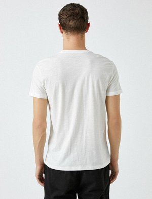 футболка Материал: %100 Хлопок Параметры модели: рост: 188 cm, грудь: 96, талия: 78, бедра: 0 Надет размер: M