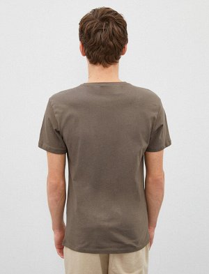 футболка Материал: %100 Хлопок Параметры модели: рост: 187 cm, грудь: 88, талия: 73, бедра: 91 Надет размер: M