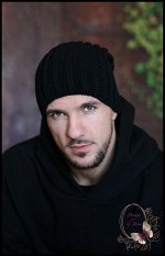 Удл.вязаная шапка НА ФЛИСЕ с декоративным ремешком для мужчин и подростков (черная) ..