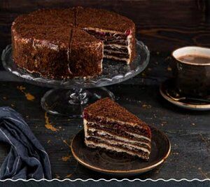 Торт "Шоколадный медовик с малиной", 1шт, Чизберри, нарезан 12 порций, 1,4 кг/шт