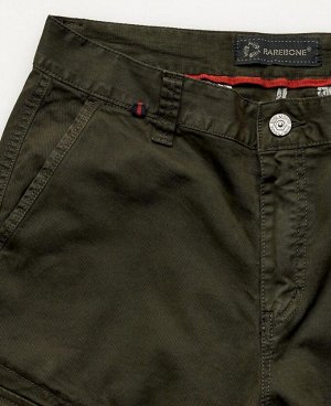 Джинсы RAE 895
Мужские брюки с манжетами по низу брючин, изготовлены из качественной х/б ткани с добавлением небольшого количества эластана. Застегиваются на молнию и пуговицу, стандартная глубина пос