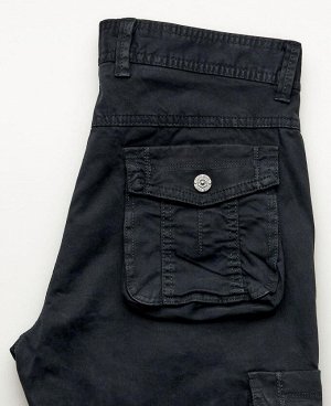 Джинсы RAE 887
Мужские брюки, изготовлены из качественной х/б ткани с добавлением небольшого количества эластана. Застегиваются на молнию и пуговицу, комфортный прямой крой не сковывает движения, стан