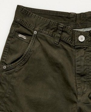 Джинсы RAE 887
Мужские брюки, изготовлены из качественной х/б ткани с добавлением небольшого количества эластана. Застегиваются на молнию и пуговицу, комфортный прямой крой не сковывает движения, стан