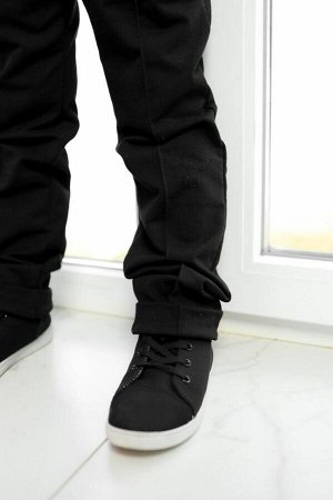 Брюки Прямые брюки из футера черного цвета с прямыми боковыми карманами. По длине идет застроченная стрелка-складка. Низ брюк с подгибкой. Изделие выполнено из трикотажа премиального качества - ПЕНЬЕ,