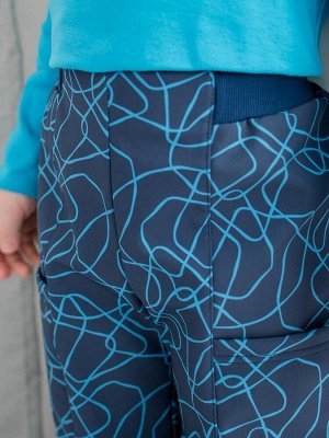 Брюки Брюки прямого силуэта из мембраны с флисовой подкладкой темно-синего цвета . Мембранное покрытие обеспечивает сохранение тепла и воздухообмен . Передние и задние половинки брюк с рельефами, в ре