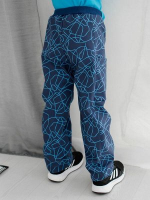 Брюки Брюки прямого силуэта из мембраны с флисовой подкладкой темно-синего цвета . Мембранное покрытие обеспечивает сохранение тепла и воздухообмен . Передние и задние половинки брюк с рельефами, в ре