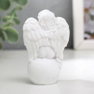 Фигурка полистоун «Белоснежный ангел на шарике», 6.2x4x2.5 см, МИКС