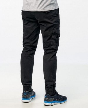 Джинсы RAE 895
Мужские брюки с манжетами по низу брючин, изготовлены из качественной х/б ткани с добавлением небольшого количества эластана. Застегиваются на молнию и пуговицу, стандартная глубина пос