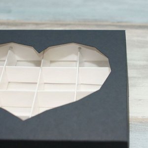 Коробка на 16 конфет «Хрустальное сердце» Чёрная 18х18х3,5 см
