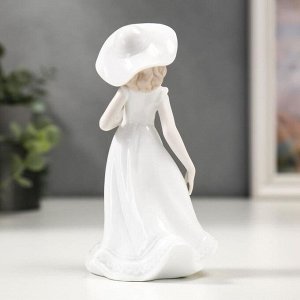 Сувенир керамика "Девочка с цветами и в шляпке" 15.2х8.5х7 см