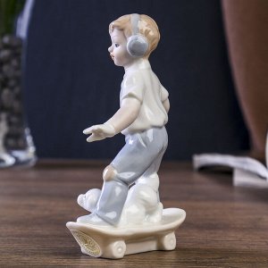 Сувенир керамика "Мальчик в наушниках на скейтборде с пёсиком" 11,5х8,5х4 см