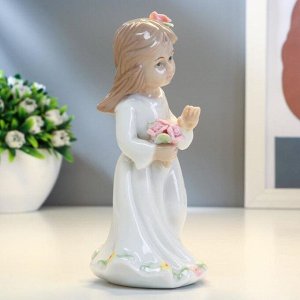 Сувенир керамика "Девочка в белом платье с цветком в волосах и корзинкой цветов" 13х6,5х6см