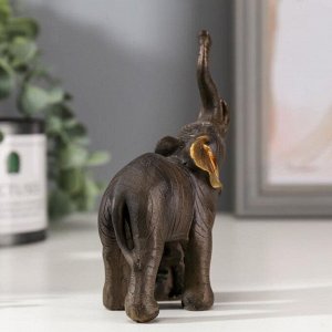 Сувенир полистоун "Слон африканский со слонёнком" коричневый золотые ушки 12,5х9,5х5 см