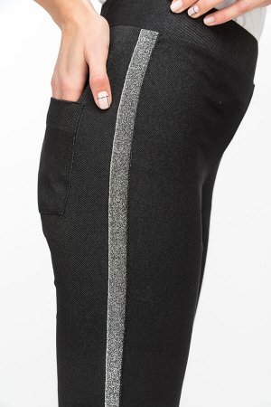 Брюки Узкие прямые брюки, выполнены из хлопкогого полотна - джинскотт. Пояс с эластичной тесьмой . По боковому шву расположен лампас с блестящей нитью. Сзади брюк накладные карманы с отстрочкой.Рост м
