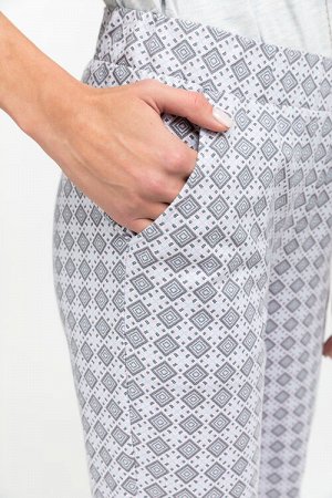 Брюки Универсальные брюки, длиной 7/8 из хлопкового принтованного полотна с эластаном. Пояс с эластичной лентой, два фигурных боковых кармана. Цвет: дымчато-серый. Рост модели 177см.
Цвет: серый
Соста