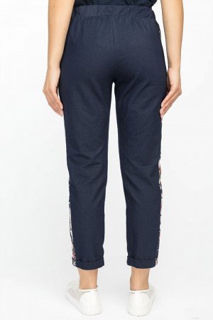 Брюки Классические брюки из трикотажного полотна джинскотт ( полотно напоминает трикотажные джинсы) темно-синего цвета с яркими лампасами. Эластичная резинка на талии и боковые карманы. Внизу узкие от