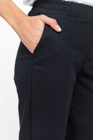 Брюки Зауженные брюки с карманами, из хлопкового полотна футер (без начеса). Пояс с планкой и эластичной лентой внутри. Длина брюк регулируется подворотом. Рост модели 177.
Цвет: тёмно-синий
Состав: 8