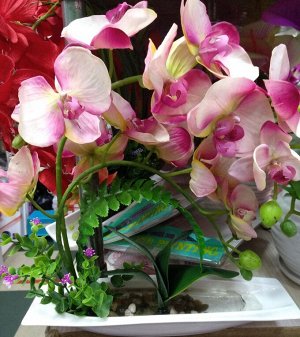 Орхидея Прекрасные композиции из искусственных орхидей.
Украсят любое пространство, как личное, так и рабочее.
Точно «приживутся» и в ванной комнате, и на кухне. Будут цвести всегда. 
Не отличить от ж