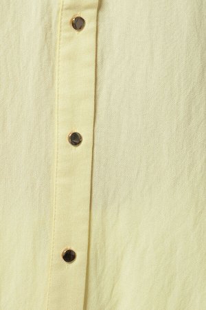 Блузка из вискозы полотняного плетения.