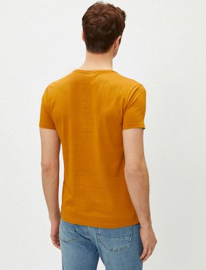 футболка Материал: %96 Хлопок, %4 Эластан Параметры модели: рост: 189 cm, грудь: 99, талия: 75, бедра: 99 Надет размер: M