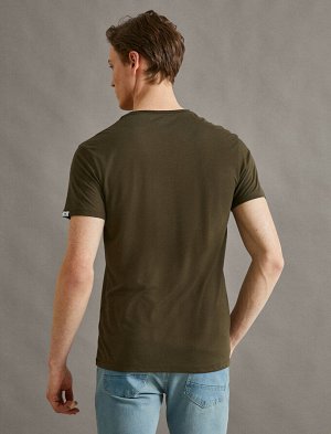 футболка Материал: %65  Полиэстер, %35 вискозы Параметры модели:  рост: 188 cm, грудь: 94, талия: 77, бедра: 0 Надет размер: M