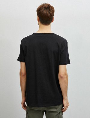 футболка Материал: %100 Хлопок Параметры модели:  рост: 189 cm, грудь: 99, талия: 75, бедра: 99 Надет размер: M