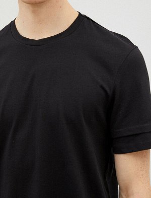 футболка Материал: %100 Хлопок Параметры модели: рост: 188 cm, грудь: 94, талия: 77, бедра: 0 Надет размер: M