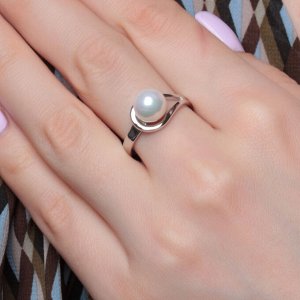Серебряное кольцо с жемчугом имитированным 2368826Д