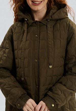 2155 хаки Утепленная куртка-парка российского производства бренда Dimma из стеганной ткани с водоотталкивающей пропиткой. Застежка на кнопки, отложной воротник, плавные фигурные разрезы по бокам. Капю