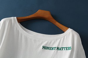 Женское платье, надпись "Moment matters", белый верх, низ в зеленую полоску