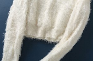 Женский укороченный пушистый свитер, цвет молочный