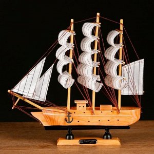 Корабль сувенирный средний «Глиндер», борт светлое дерево, паруса белые, 30х7х30 см
