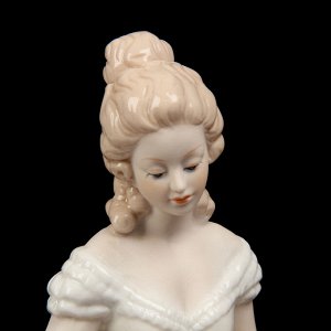 Сувенир керамика "Фрейлина в бальном платье с тарелкой роз" 23х14х18,2 см