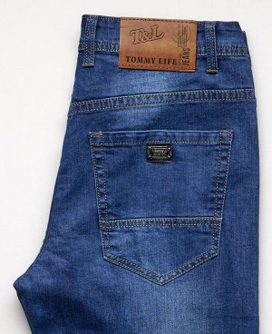 Джинсы Классические джинсы, прямого кроя с застежкой на молнию и пуговицу, изготовлены из облегченной джинсовой ткани, хорошо подойдут для жаркой погоды. 
Состав: 98% - хлопок, 2% - эластан.
Страна пр