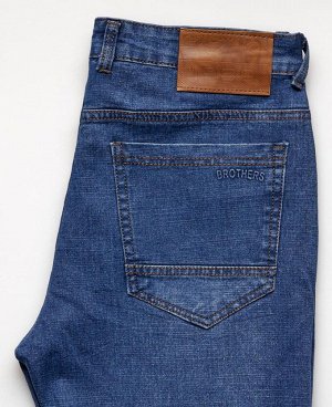 Джинсы Классические пятикарманные джинсы прямого кроя с застежкой на молнию и пуговицу.
Состав: 85% - хлопок, 12% - полиэстер, 3% - эластан. Страна производитель: КНР. 
Сезон: Демисезон.