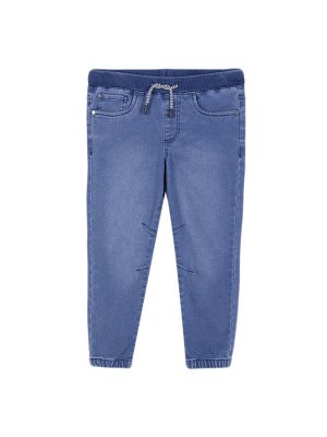 Брюки Джинсовые брюки-джоггеры с прилегающими манжетами для мальчика. На поясе широкая резинка и контрастные завязки. Модель имеет два прорезных кармана спереди и два нашивных сзади. Не потеряют цвет 