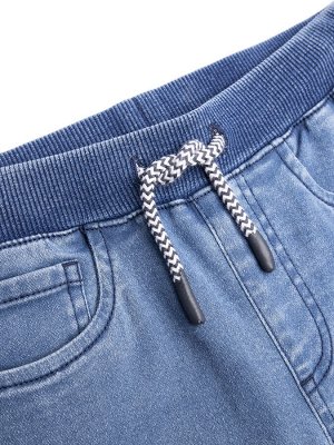 Брюки Джинсовые брюки-джоггеры с прилегающими манжетами для мальчика. На поясе широкая резинка и контрастные завязки. Модель имеет два прорезных кармана спереди и два нашивных сзади. Не потеряют цвет 